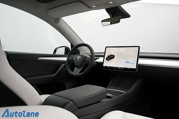 Tesla Model Y 16 of 28