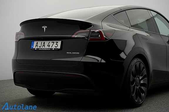 Tesla Model Y 13 of 28