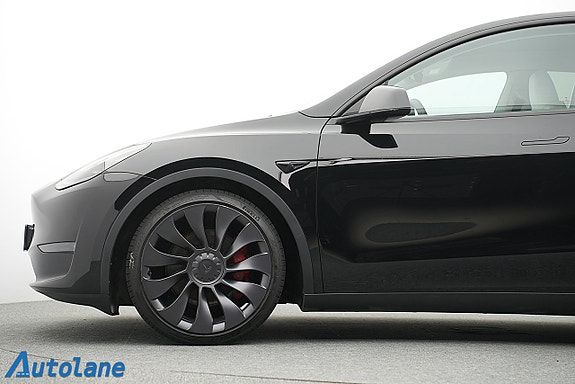 Tesla Model Y 14 of 28