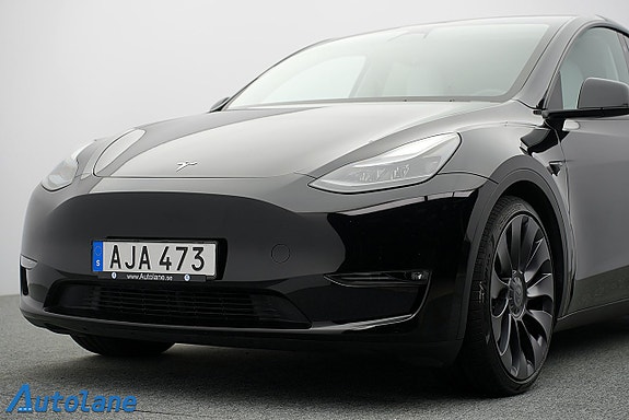 Tesla Model Y 12 of 28