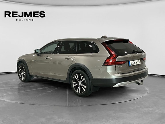 Volvo V90 Cross Country 2 of 14