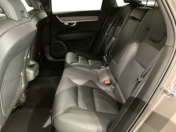 Volvo V90 Cross Country 7 of 14