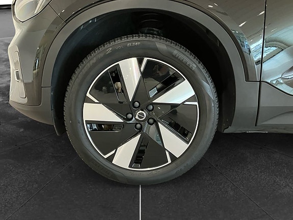 Volvo XC40 10 of 16