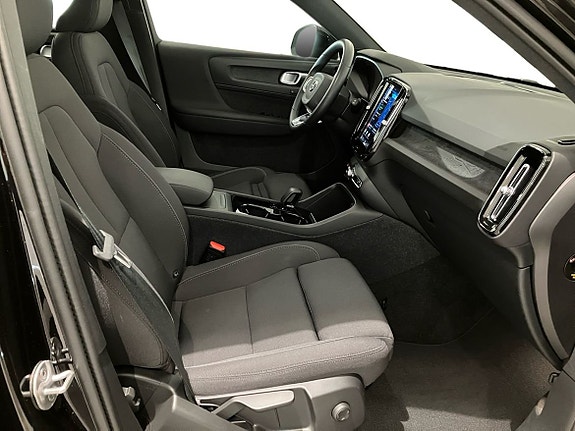 Volvo XC40 5 of 16