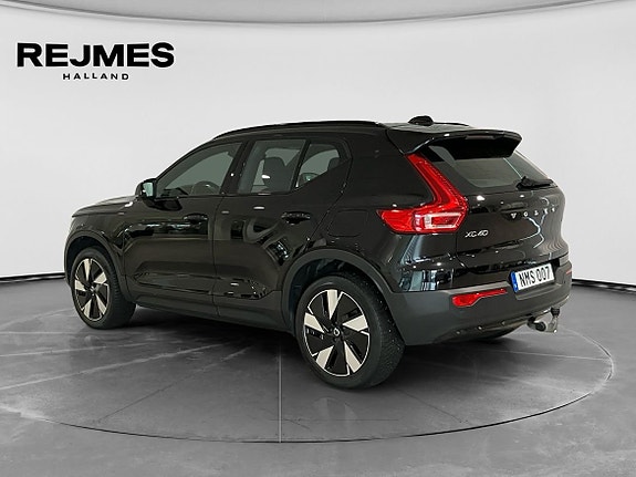 Volvo XC40 2 of 16