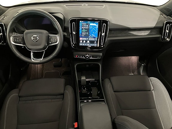 Volvo XC40 6 of 16