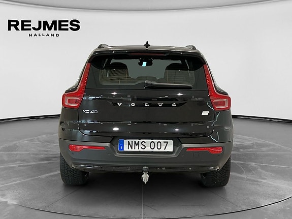 Volvo XC40 8 of 16