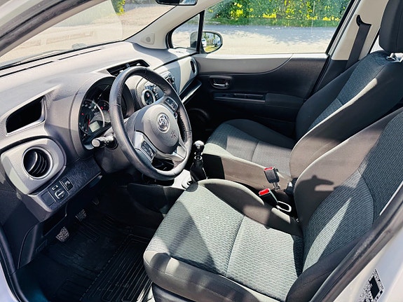 Toyota Yaris 8 of 25