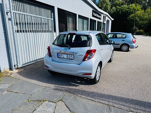 Toyota Yaris 3 of 25