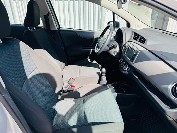 Toyota Yaris 5 of 25