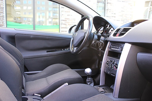 Peugeot 207 CC 3 of 24