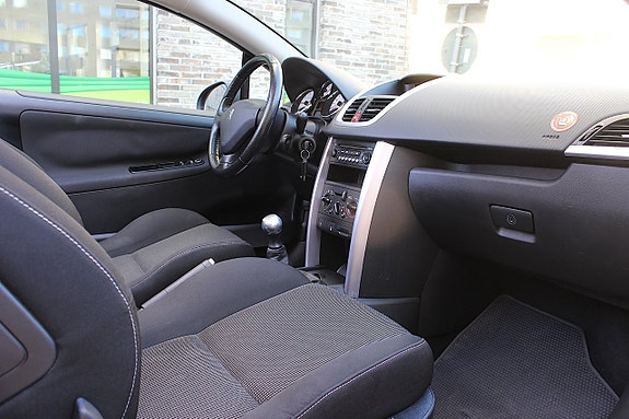 Peugeot 207 CC 15 of 24