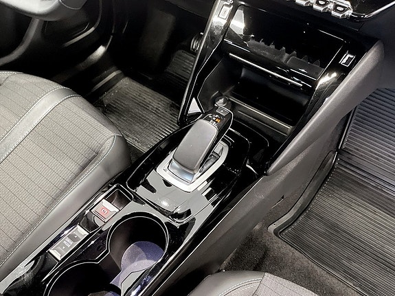 Peugeot e-2008 10 of 15