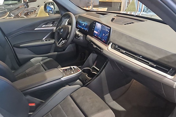 BMW iX1 7 of 22