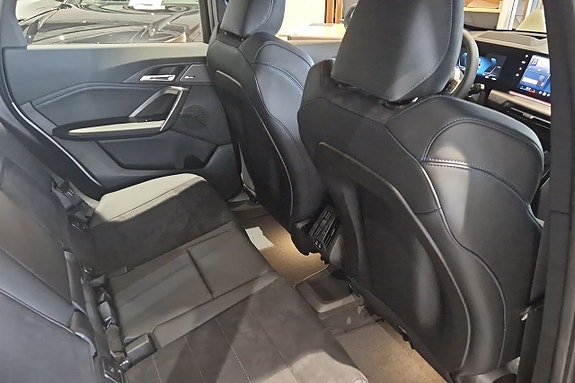 BMW iX1 9 of 22