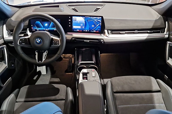BMW iX1 10 of 22