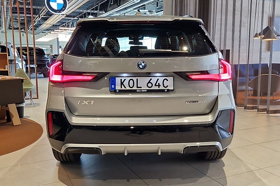 BMW iX1 5 of 22