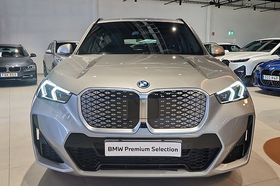 BMW iX1 6 of 22