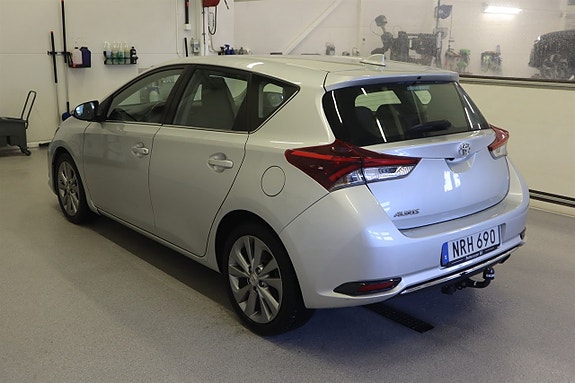 Toyota Auris 2 of 7