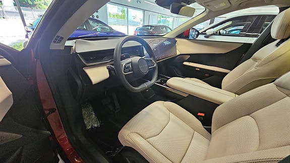 Mazda CX-6e 10 of 13
