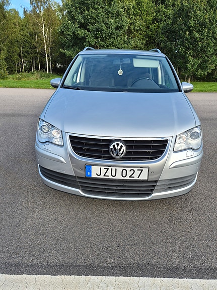 Volkswagen Touran 2 of 7