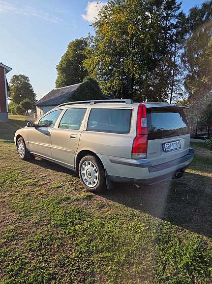 Volvo V70 2 of 3