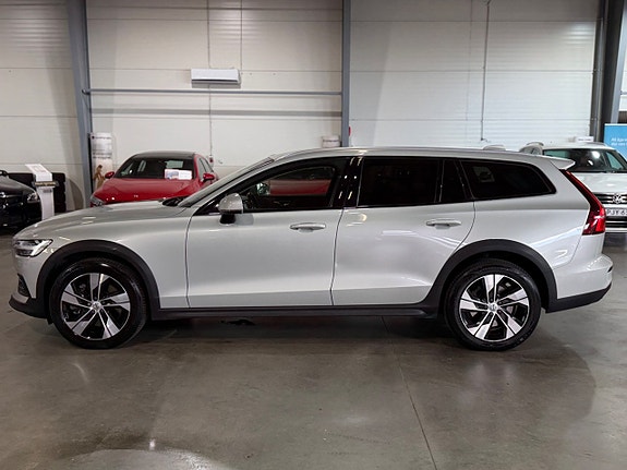Volvo V60 Cross Country 7 of 30