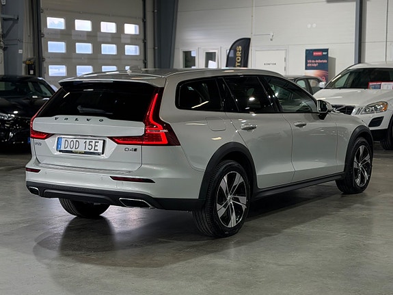 Volvo V60 Cross Country 2 of 30