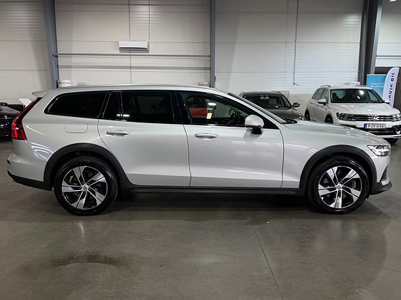 Volvo V60 Cross Country 8 of 30