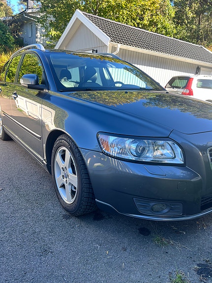 Volvo V50 2 of 16