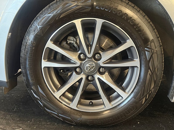 Toyota Avensis 5 of 16