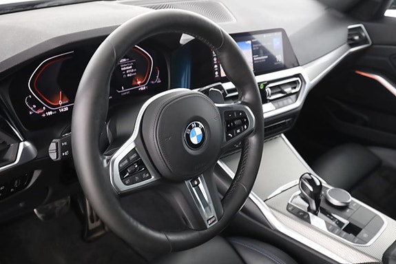 BMW 330i 12 of 30