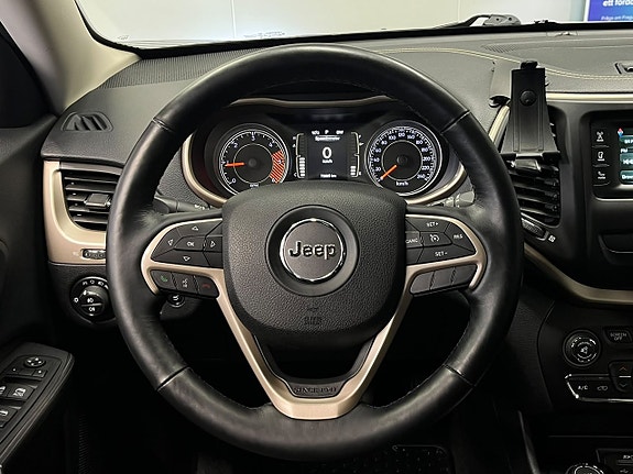 Jeep Cherokee 17 of 29