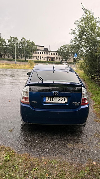 Toyota Prius 3 of 7