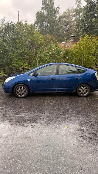 Toyota Prius 2 of 7