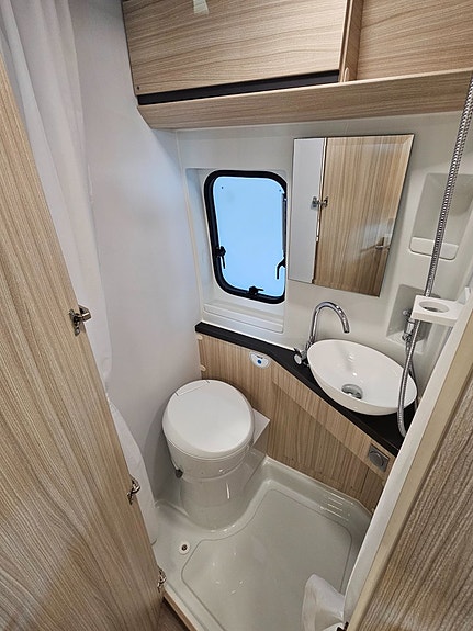 Adria Twin 600 SP Axess / Solceller / Kamera / Drag / Höstpris 12 of 24