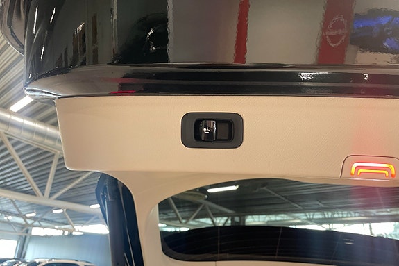 Mercedes-Benz EQS580 SUV 16 of 19