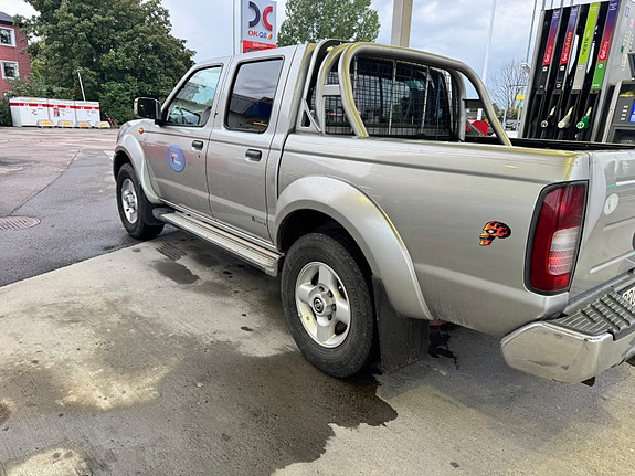 Nissan NP300 2 of 5