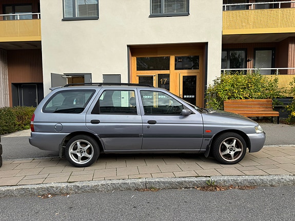Ford Escort 2 of 10