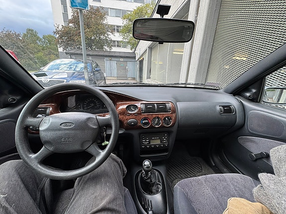 Ford Escort 6 of 10