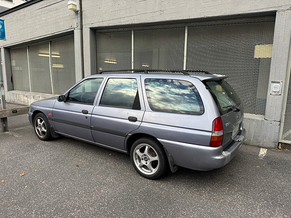 Ford Escort 5 of 10