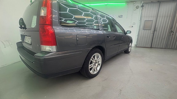 Volvo V70 4 of 19