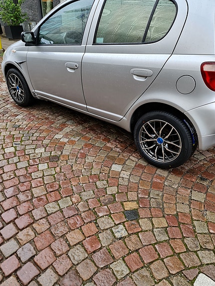 Toyota Yaris 5 of 9