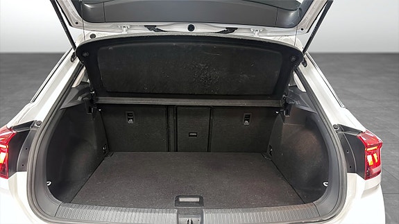 Volkswagen T-Roc 12 of 12