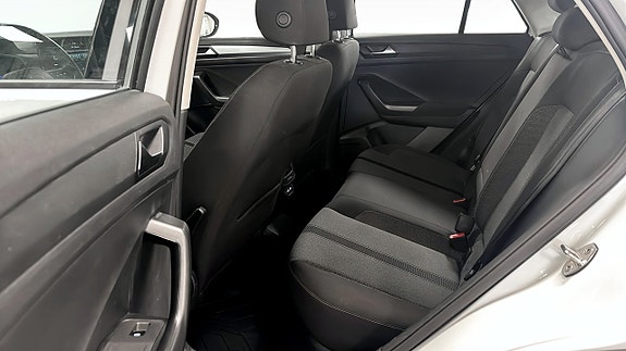 Volkswagen T-Roc 11 of 12