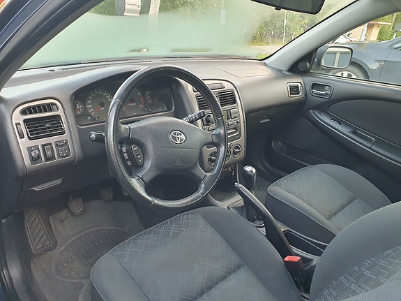Toyota Avensis 2 of 4