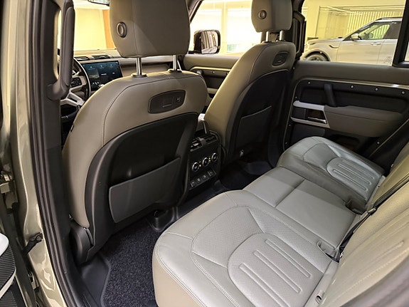 Land Rover Defender 110 19 of 25