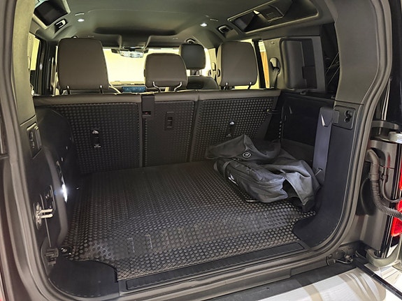 Land Rover Defender 110 24 of 25