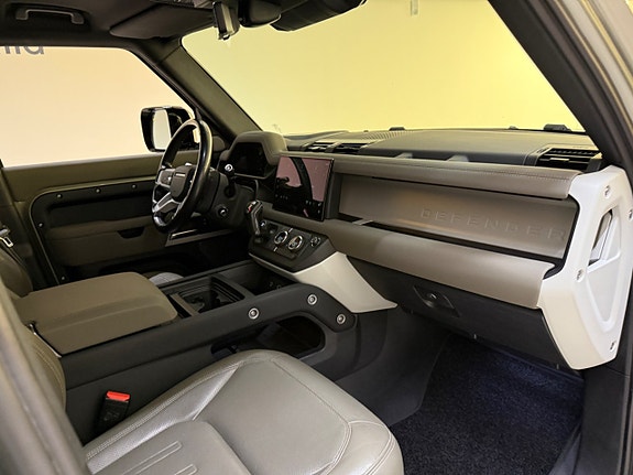 Land Rover Defender 110 22 of 25