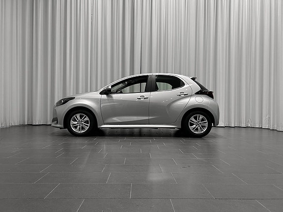 Toyota Yaris 2 of 15